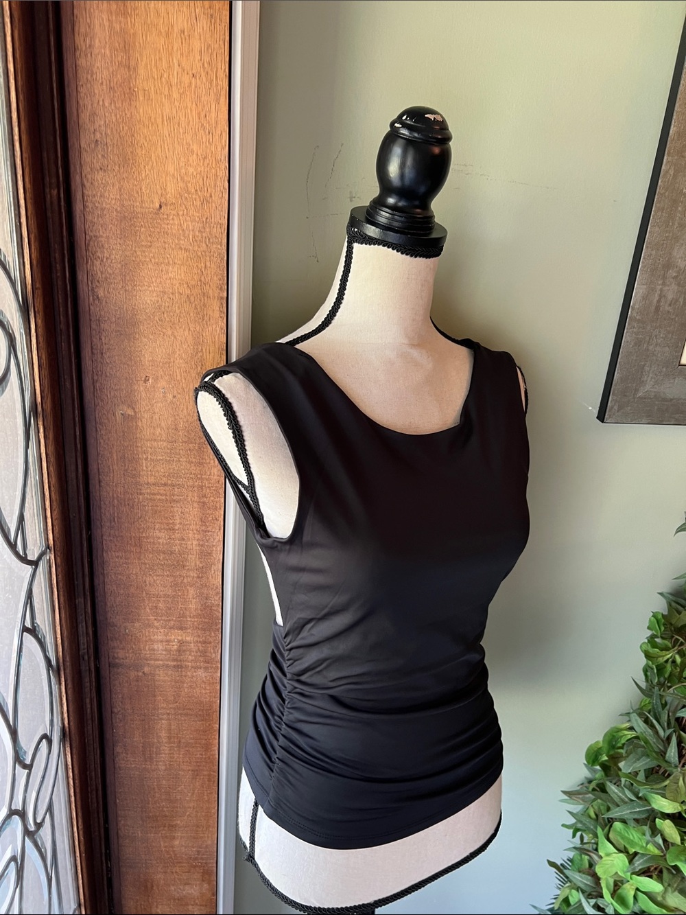 Sleek Black Women's Sleeveless Ruched Tank Top - Picture 7 of 9